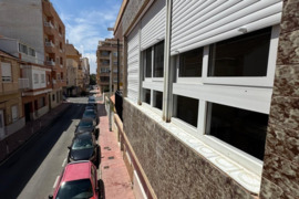 Renovuotas namas su terasa, Alicante provincijoje, Torrevieja mieste, Playa del Cura rajone. 6 kamba