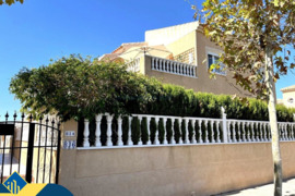 Bungalas su bendru baseinu, Alicante provincijoje, Torrevieja mieste. 3 kambariai | 85 m² | 2 kilome