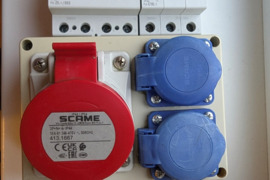 Scame 686 skydelis su kištukiniais lizdais ir EATON jungikliai