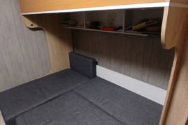 Dviaukštė lova su kampu