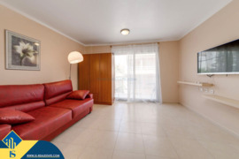 Studija su bendru baseinu, Alicante provincijoje, Torrevieja mieste, Playa de los Locos rajone. 1 ka