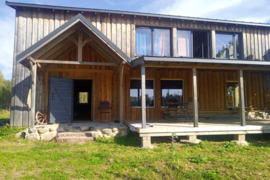 PARDUODAMA SODYBA SU 37 HA. ŽEMĖS SKLYPU.