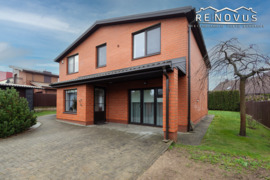 Parduodamas tvarkingas ir pilnai įrengtas gyvenamasis namas Šiauliuose