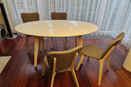 Valgomojo stalas su kėdėmis