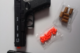 Airsoft pistoletas (guminemis kulkomis) kai šauna atšoksta spyna atrodo kaip tikras :) smagus