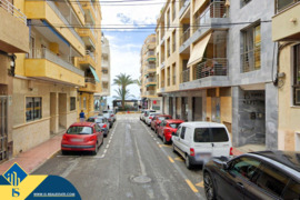 Renovuotas apartamentas su terasa, Alicante provincijoje, Torrevieja mieste, Playa del Cura rajone. 