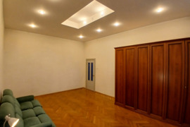 STOROS SIENOS, AUKŠTOS LUBOS, LANGAI Į KIEMĄ- VIETA RAMI