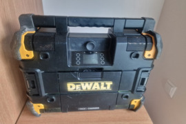 Bluetooth kolonėlė Dewalt,radijas neveike,veike tik su adapteriu,adapteris ira