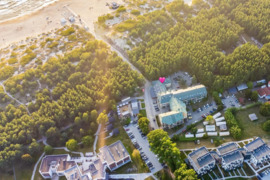 Butas per du aukštus ant jūros kranto