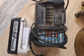 Makita akumuliatorius ir pakrovejas 14v