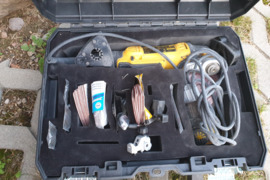 Dewalt kampinis slifuoklis su laidu ir dezute