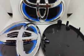 Toyota hybrid ženkliukas logo priekinio bamperio 33010