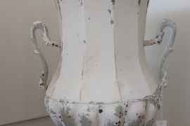 Prancūziško  stiliaus  balinto  metalo  aukšta  vaza  ( aukštis  -  54 cm,  skersmuo  -  34 cm)