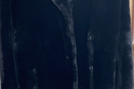 Parduodamas moteriškas mutono kailinis paltas, naujas, juodas, ilgas, 48-50 dydžiо.