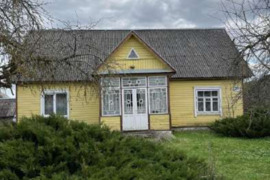 Parduodama 4 kambarių sodyba.Yra vietinė kanalizacija,įvestas vandentiekis.Apšildymas centrinis.Yra 