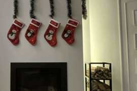 Malkų stovas prie židinio ar krosnelės