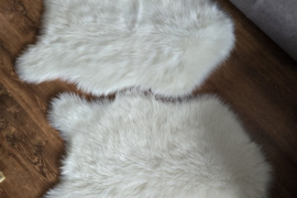 Balti pūkuoti kilimukai