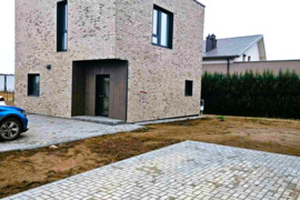 Nuomojamas 2 kambarių, 45 m2 butas, naujai įrengtas, dar negyventas. 1 aukštas iš 2. Butui priklauso