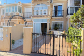 Šviesus dviejų aukštų kotedžas