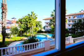 Erdvi studija su vaizdu į jūrą