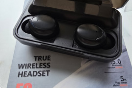 Naujos belaidės ausinės su įkrovimo dėklu