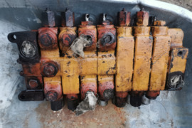 Eskavatoriaus case 580 paskirstytojas 7 sekciju. 