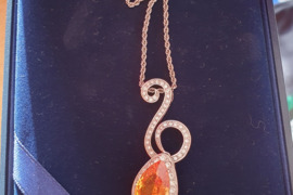 Pakabukas su grandinėle