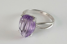 Auksinis žiedas su ametistu