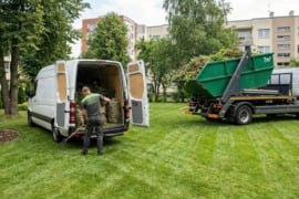 Lapai, šakos - žaliųjų atliekų išvežimas Vilniuje