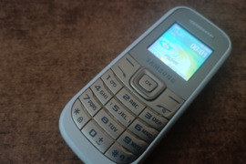 GERAS SAMSUNG E-1200R, TETEFONAS KALBOS
