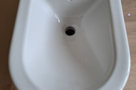 Parduodama nauja bidė, maišytuvas,ir sienelė. Viskas nauja.
