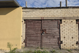 Didelis garažas. Rūsys po visu garažu