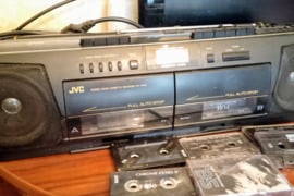 PARDUODAMAS JVC STEREO KASEČIŲ GROTUVAS (RC-W410) Parduodamas klasikinis JVC RC-W410 stereo radijo i