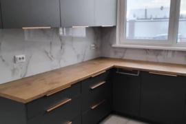 Naujai įrengtas 2 aukštų kotedžas su terasa ir 2 parkavimo vietomis garaže.