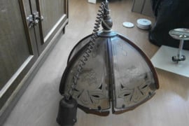 Pakabinamas šviestuvas su dekoruoto stiklo ir medžio detalėm 
