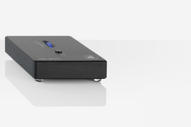 Clearaudio Nano Phono V2 – tai kompaktiškas, tačiau aukštos kokybės MM/MC fonokorektorius