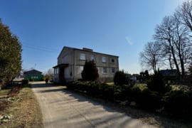 Parduodamas tvarkingas 2 kambarių butas su atskiru įėjimu, 9 arų sklypu, rūsiu ir mūriniais ūkiniais
