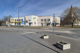 NAUJOSIOS AKMENĖS MIESTO CENTRINĖJE L.PETRAVIČIAUS AIKŠTĖJE PARDUODAMOS KOMERCINĖS PATALPOS