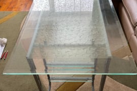 Stiklinis Stalas, staliukas storu stiklu. Ilgis 1.2m, plotis 0.70m, aukštis 0.60cm