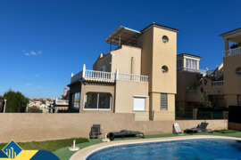 Vila su bendru baseinu, Alicante provincijoje, Orihuela Costa mieste. 5 kambariai | 207 m² | 5.5 kil