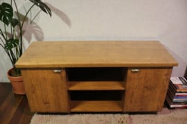 Ąžuolo masyvo komoda