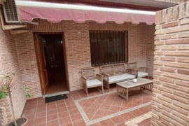 Renovuotas bungalas su terasa, Alicante provincijoje, Torrevieja mieste, Playa de los Locos rajone. 
