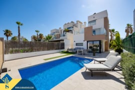Vila su privačiu baseinu, Alicante provincijoje, Guardamar del Segura mieste. 4 kambariai | 178 m² |