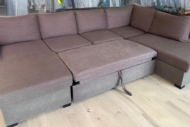 U formos kampinė sofa su miegamąja funkcija