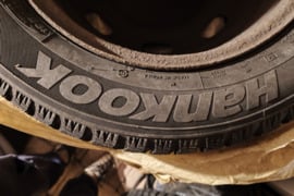 Nedaug naudotos žieminės padangos su metaliniais diskais
