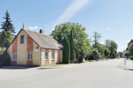 Naujamiesčio miestelyje Panevėžio r. parduodamas gyvenamasis namas su žemės sklypu.