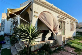 Vila skirta renovacijai, Alicante provincijoje, Torrevieja mieste. 4 kambariai | 100 m² | 1.5 kilome