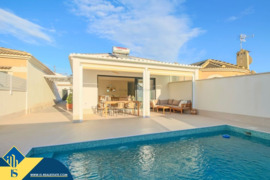 Vila su privačiu baseinu, Alicante provincijoje, Torrevieja mieste, El Chaparral rajone. 4 kambariai