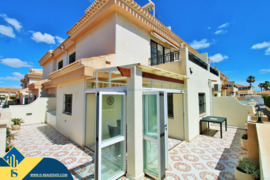 Namas su bendru baseinu, Alicante provincijoje, Orihuela Costa mieste. 4 kambariai | 98 m² | 400 met