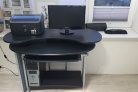Rašomas stalas su veikiančiais: stacionariu kompiuteriu ir printeriu